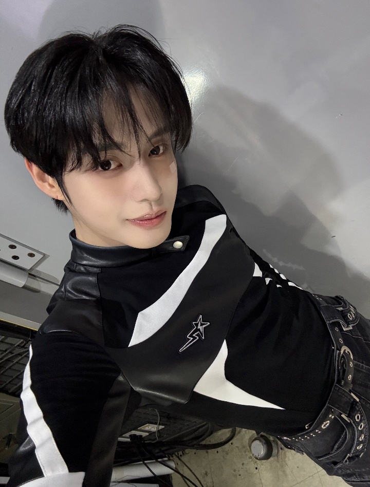 Behind-the-scenes cut of Kim Jiwoong (ZEROBASEONE)