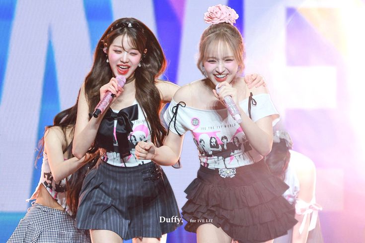 A moment captured by IVE's fan