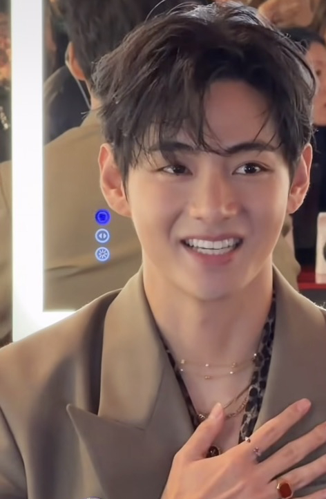 뷔 (방탄소년단) 최근 활동샷