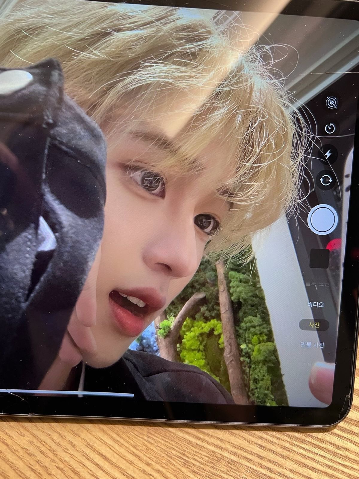 A moment captured by Jang Haneum's fan