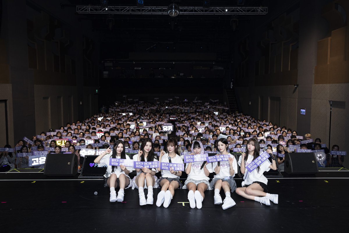 A moment captured by PURPLE K!SS's fan