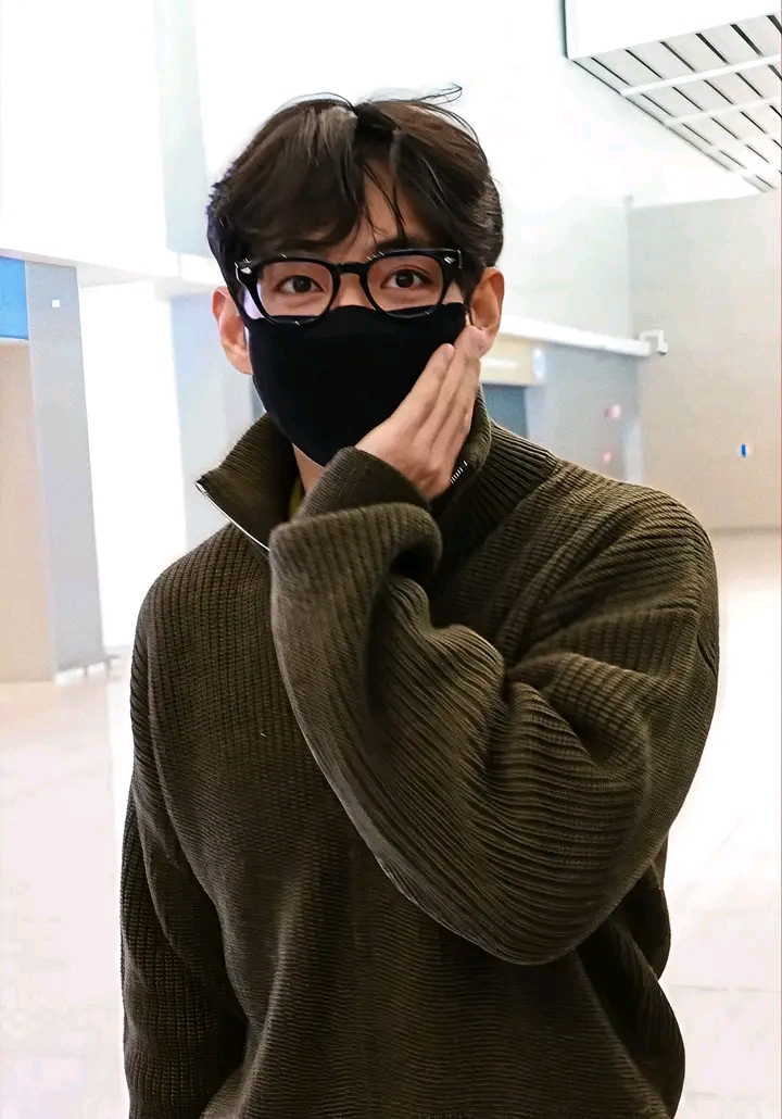 V (防彈少年團)的最新照片