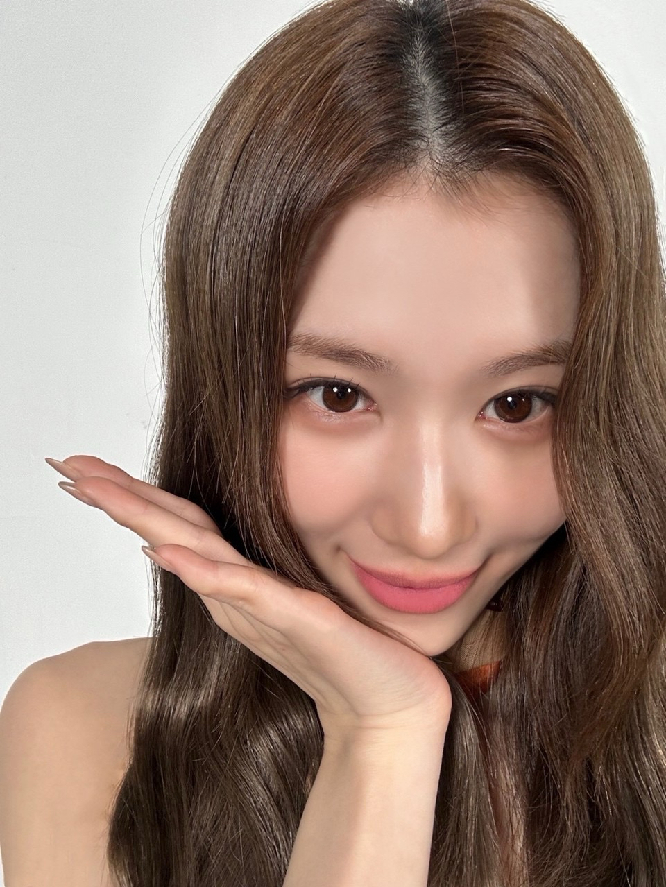 Behind-the-scenes cut of Sana (TWICE)