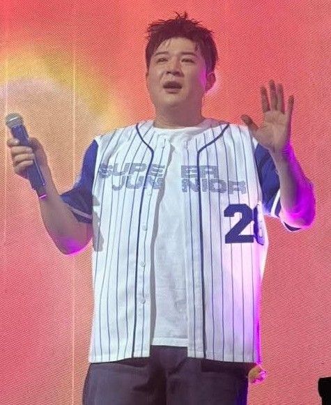 A moment captured by Shindong (Super Junior)'s fan