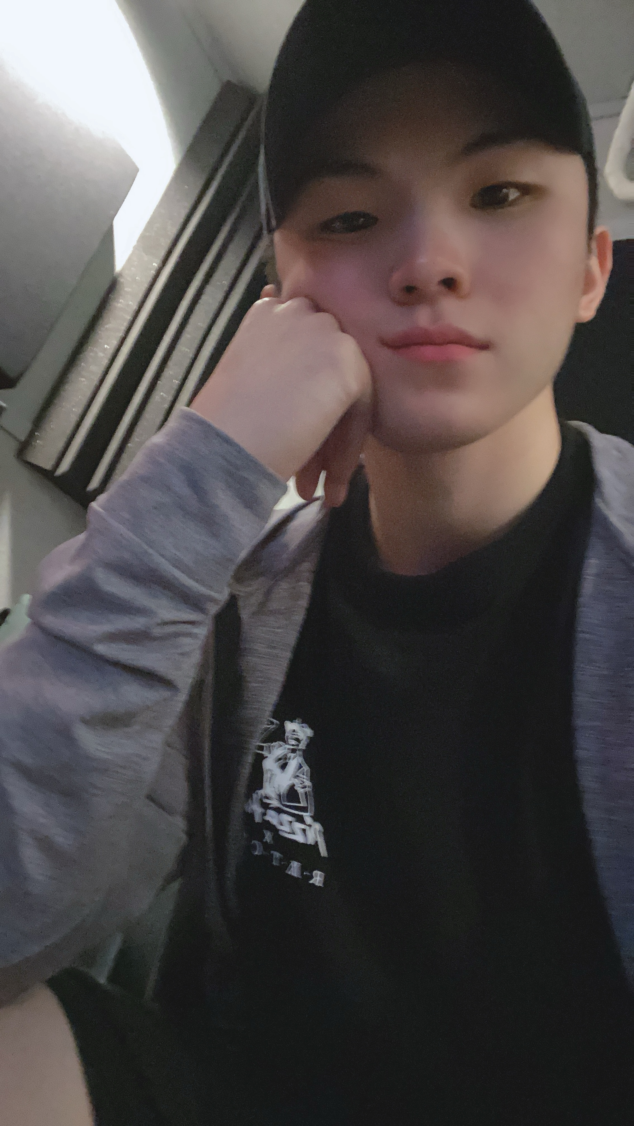 Fandom-recommended wallpaper image of Woozi (SEVENTEEN)