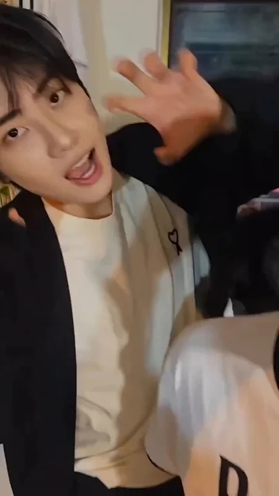 Behind-the-scenes cut of Lee Jinhyuk