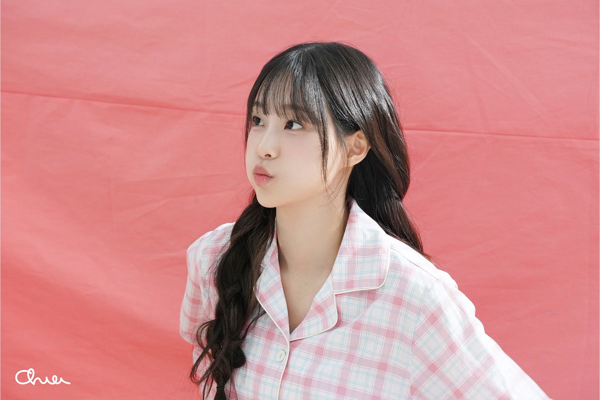 Behind-the-scenes cut of Chuu