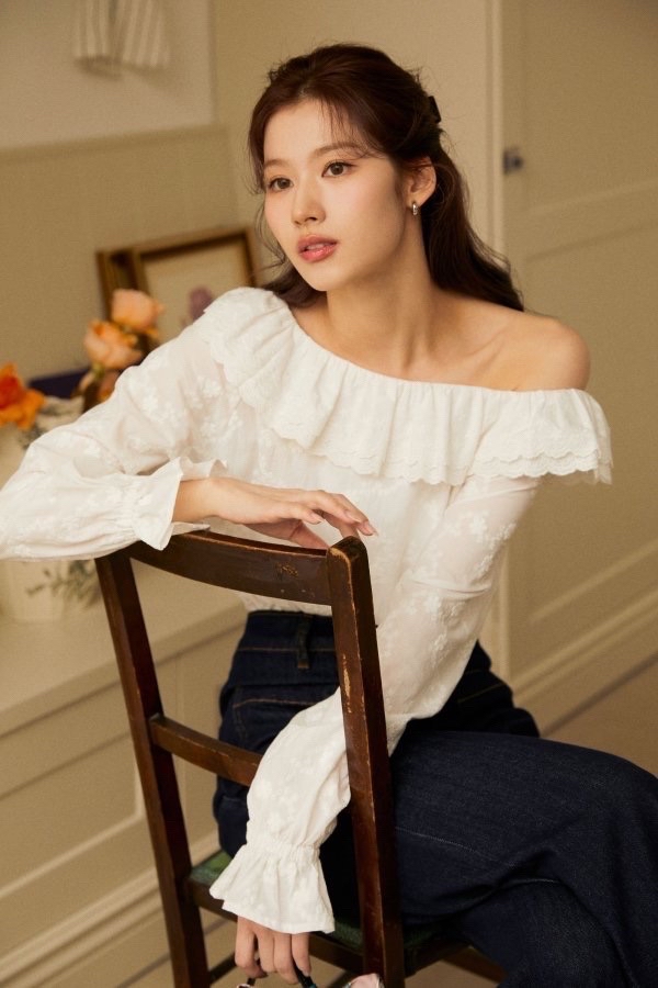 Behind-the-scenes cut of Sana (TWICE)
