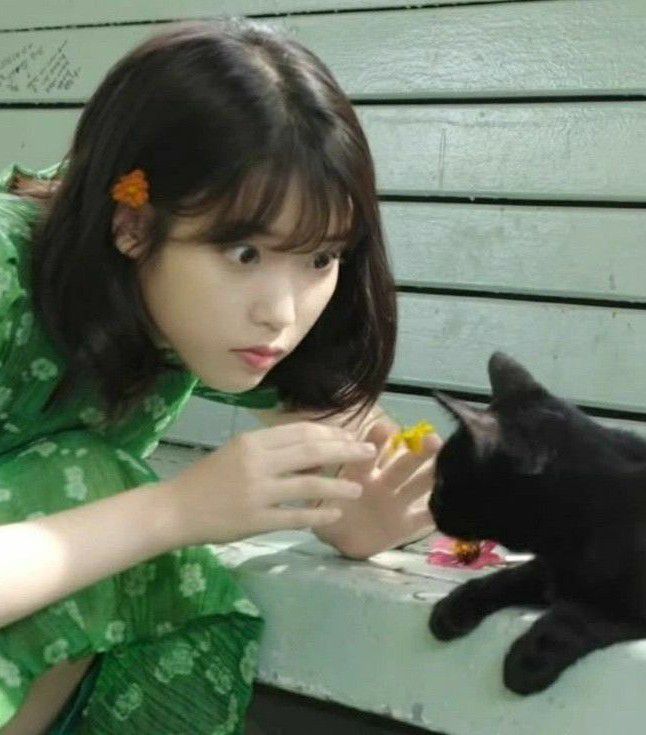 Behind-the-scenes cut of IU