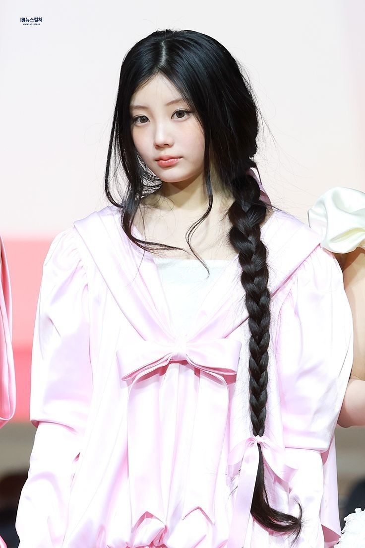 Behind-the-scenes cut of Wonhee (ILLIT)