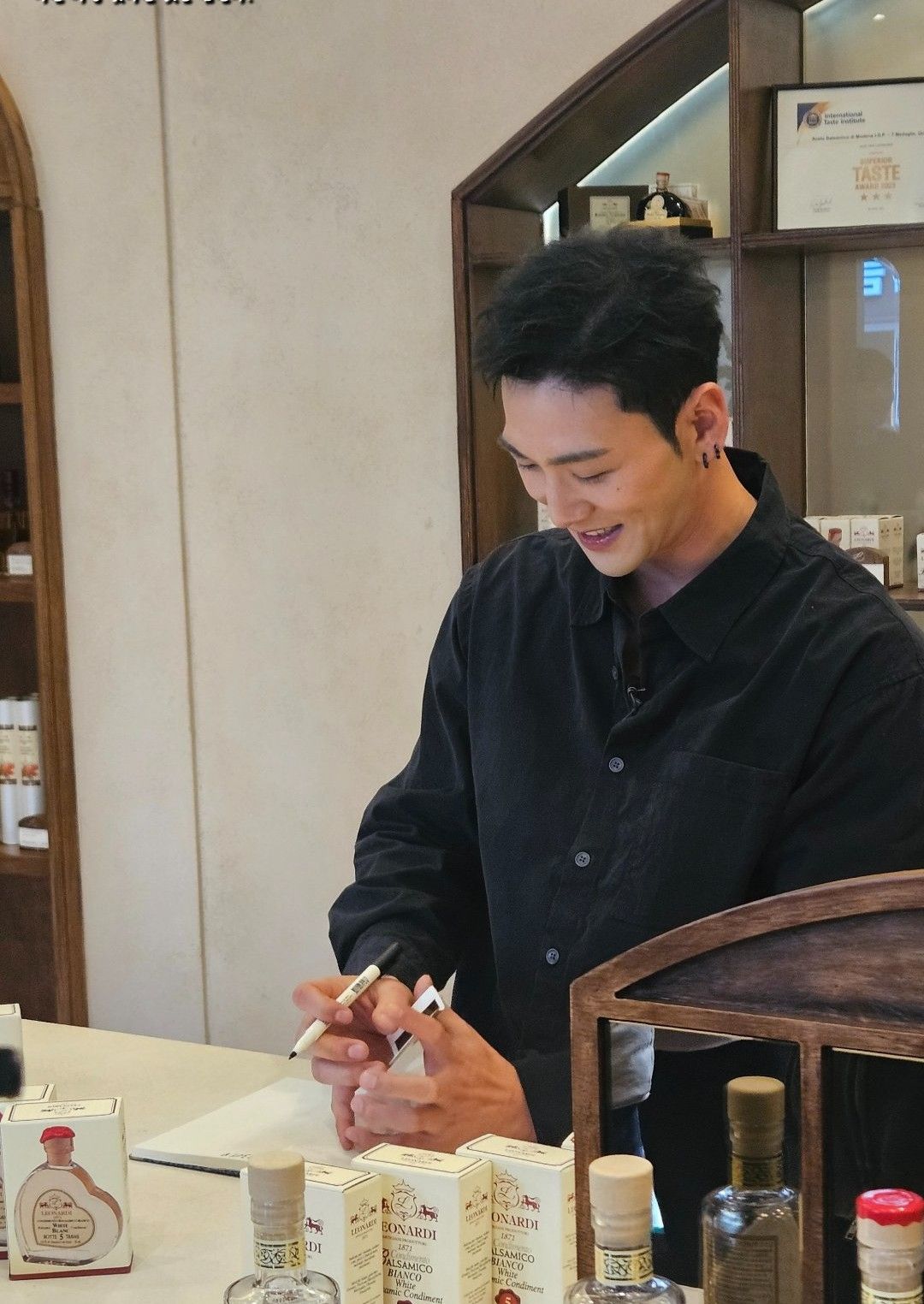 Behind-the-scenes cut of Baekho