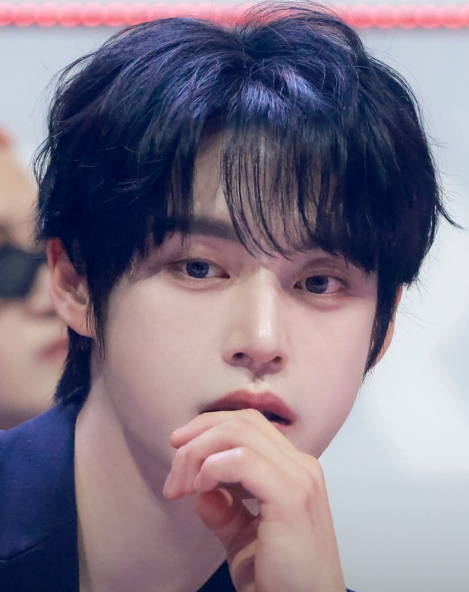 A moment captured by Kim Jiwoong (ZEROBASEONE)'s fan