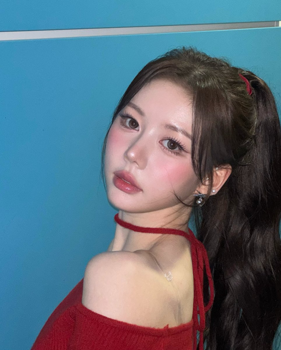 Behind-the-scenes cut of tripleS