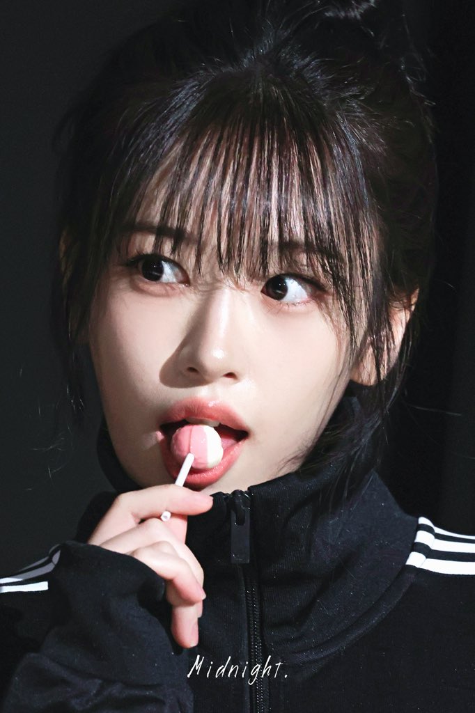 A moment captured by An Yujin (IVE)'s fan