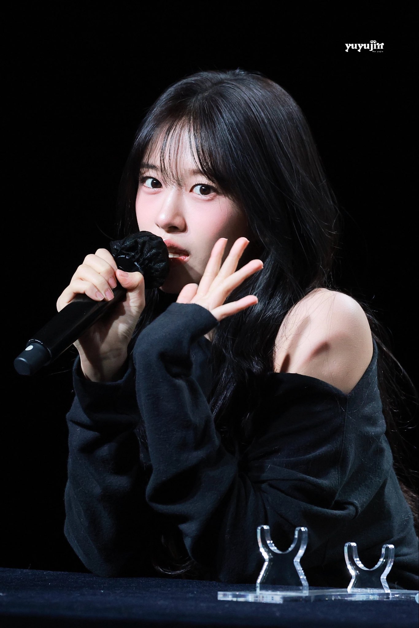 A moment captured by An Yujin (IVE)'s fan