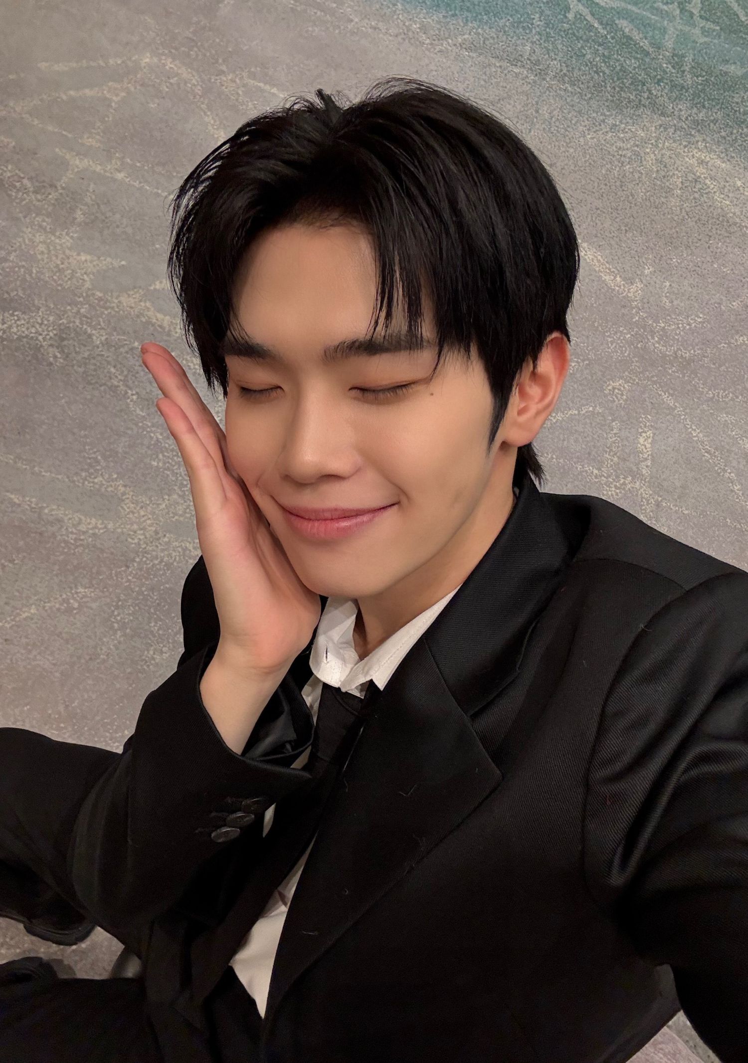 A moment captured by Kim Taerae (ZEROBASEONE)'s fan