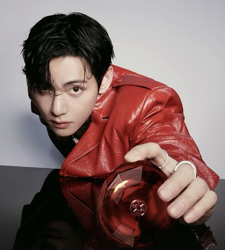 Behind-the-scenes cut of V (BTS)