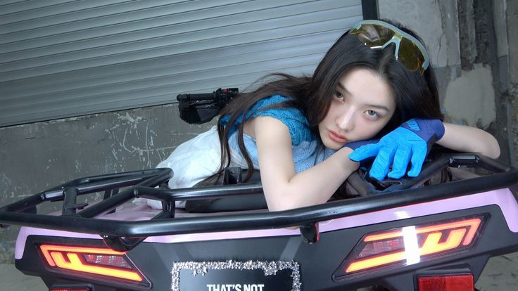 Behind-the-scenes cut of ILLIT