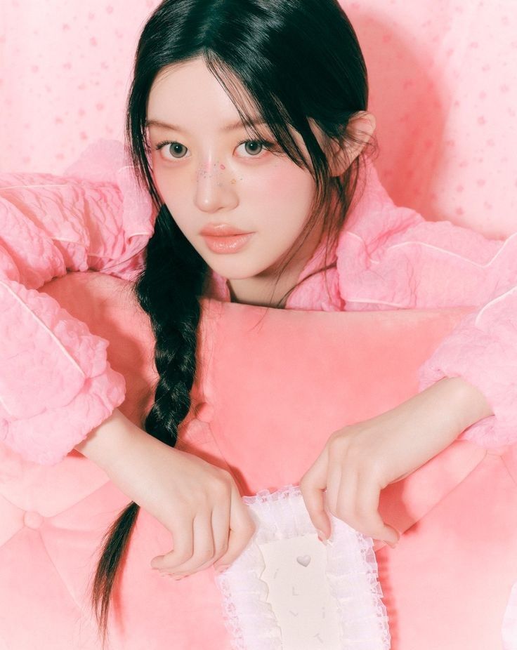 Behind-the-scenes cut of Minju (ILLIT)
