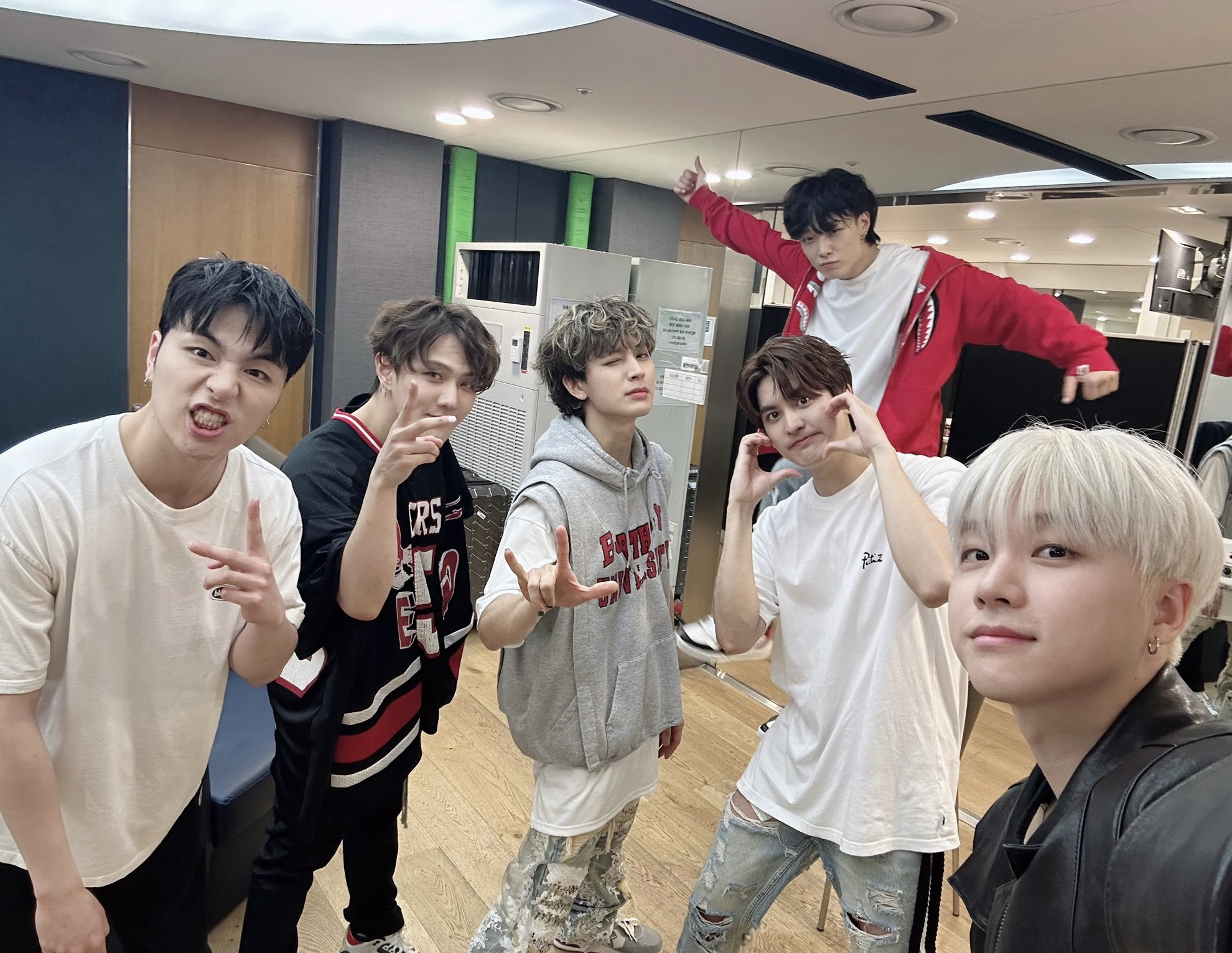 Latest photo of iKON