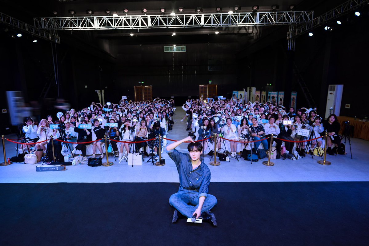 A moment captured by WEi's fan