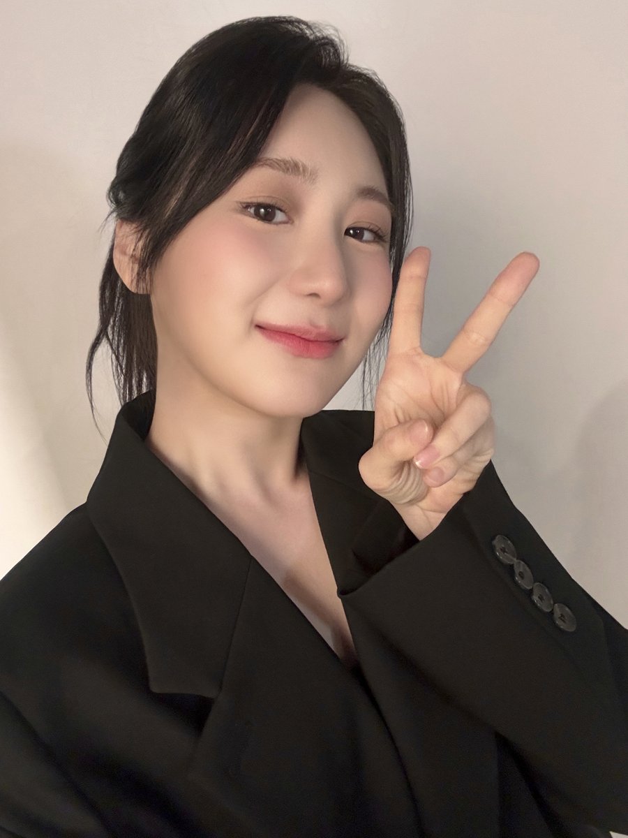 A moment captured by Lee Chaeyeon's fan