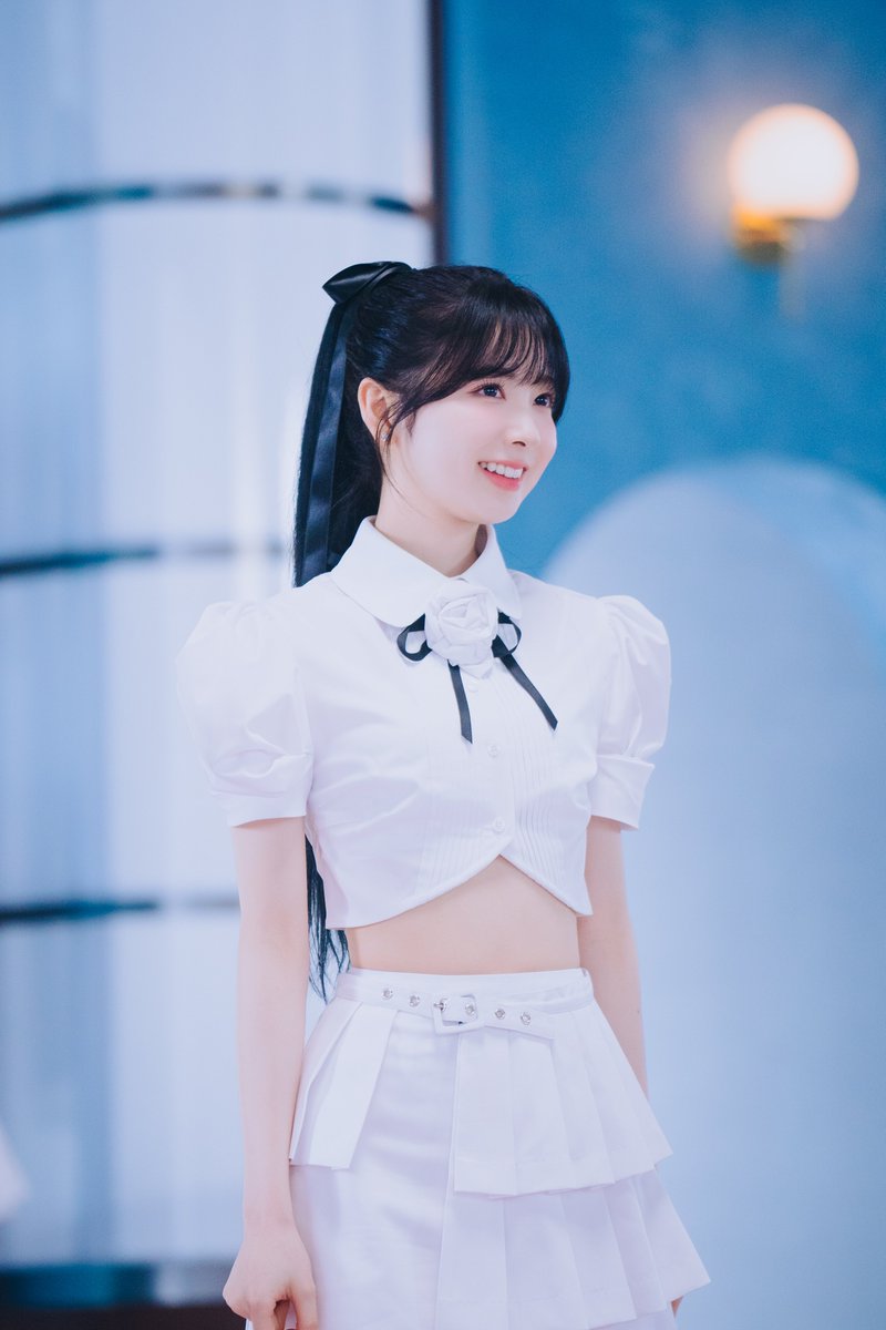 Behind-the-scenes cut of NiziU