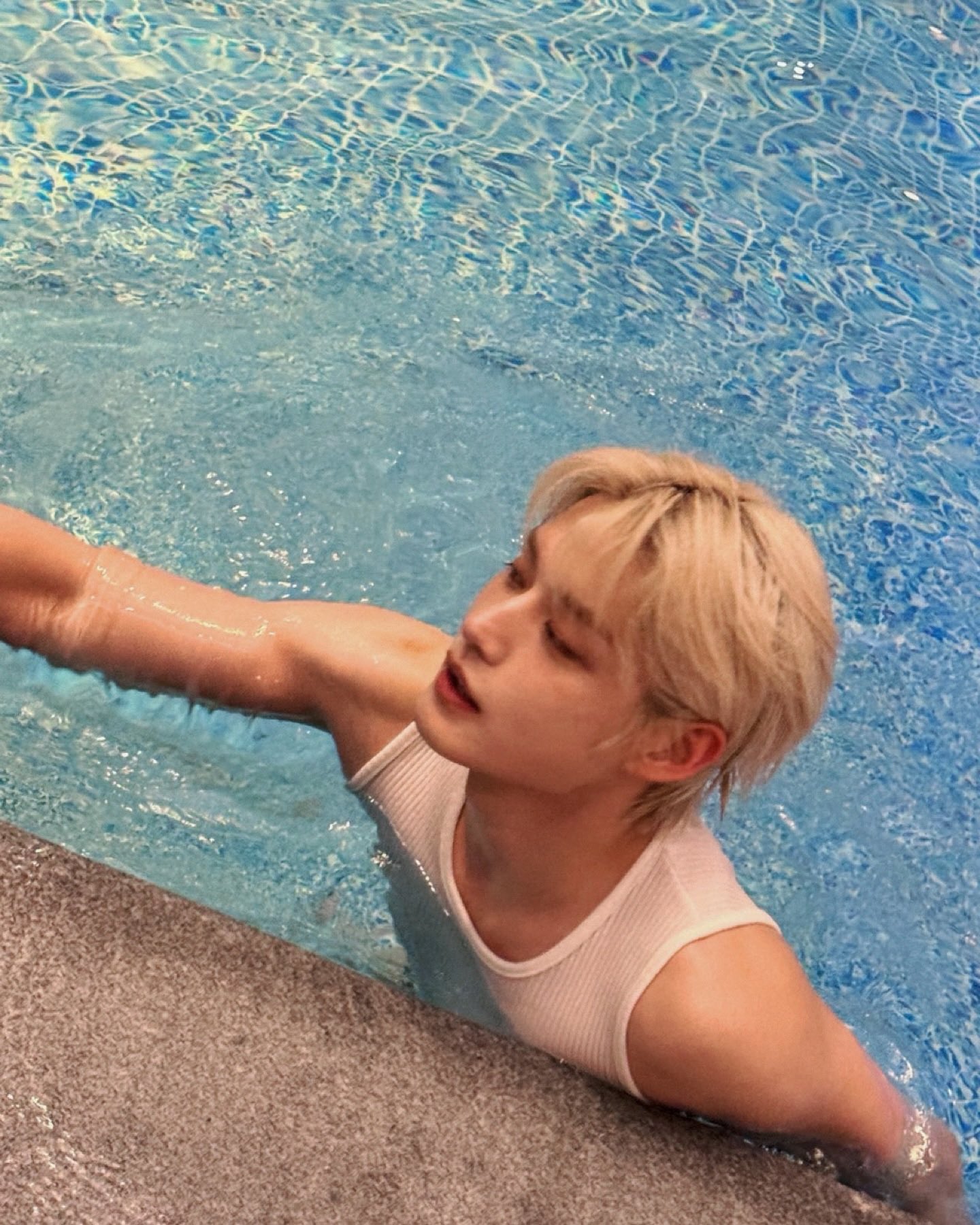Behind-the-scenes cut of Kim Jiwoong (ZEROBASEONE)