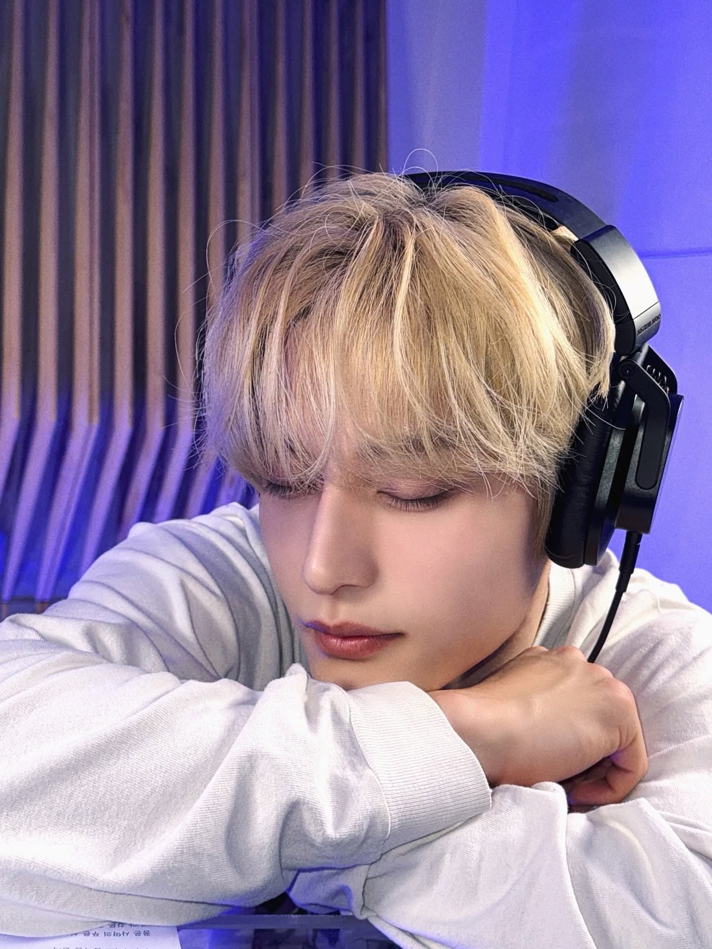 Behind-the-scenes cut of Kim Jiwoong (ZEROBASEONE)