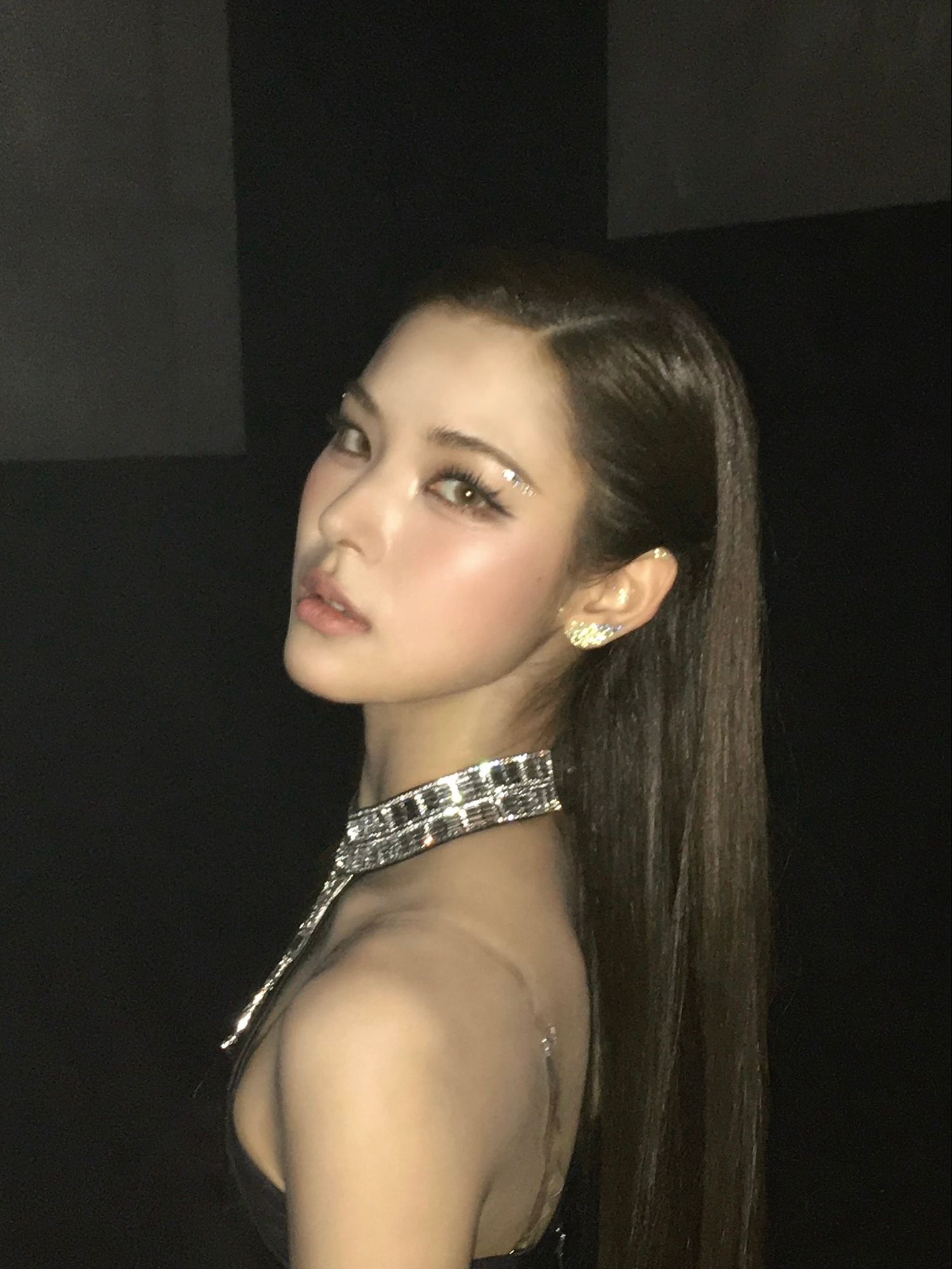 Behind-the-scenes cut of Mai (izna)