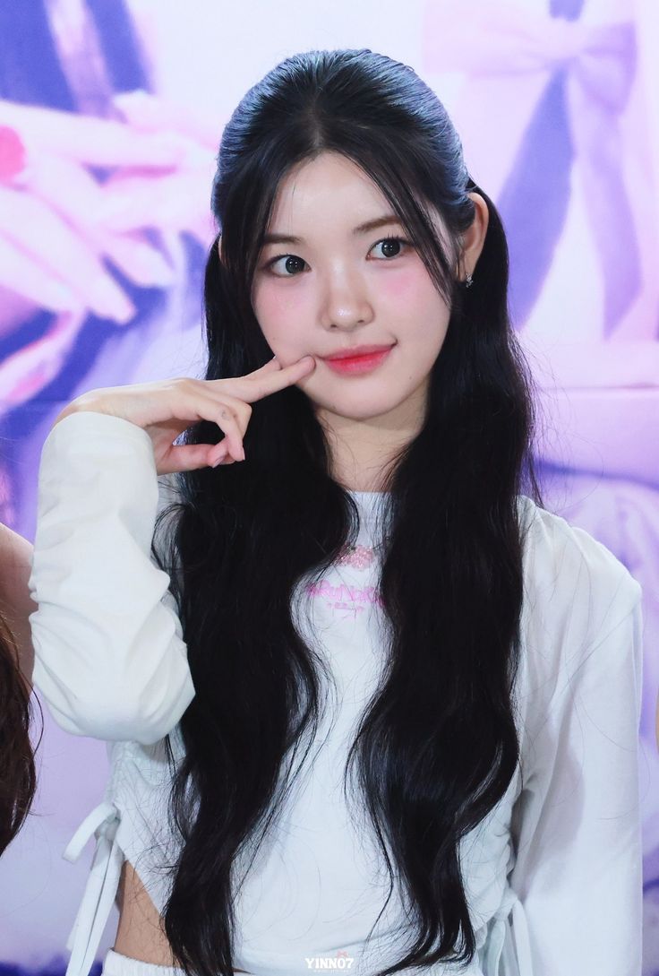 A moment captured by Yuha (Hearts2Hearts)'s fan