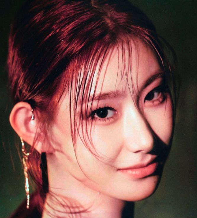 Behind-the-scenes cut of Chaeryeong (ITZY)