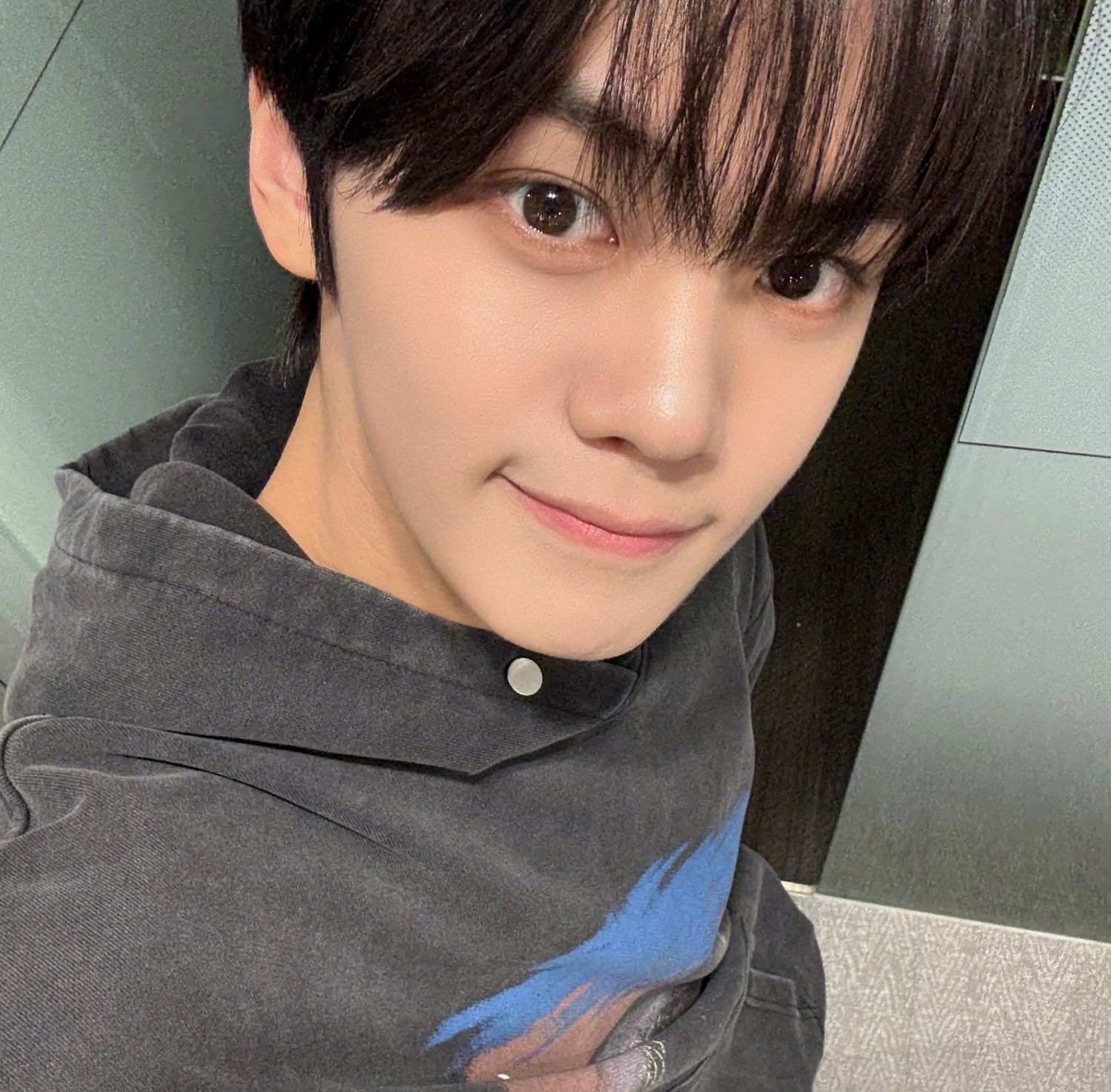 Latest photo of Kim Gyuvin (ZEROBASEONE)