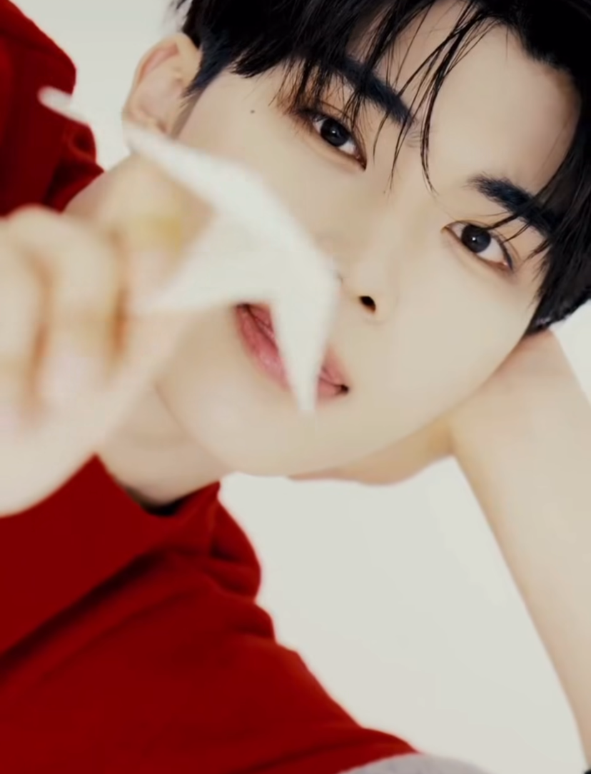 A moment captured by Park Gunwook (ZEROBASEONE)'s fan