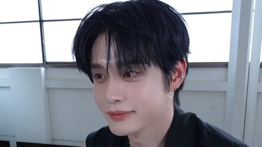 Behind-the-scenes cut of Kim Jiwoong (ZEROBASEONE)