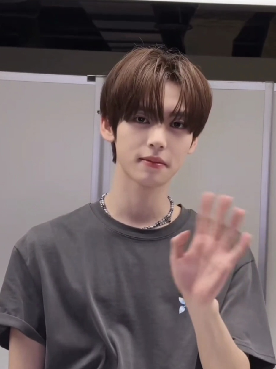 Recent activity shot of Han Yujin (ZEROBASEONE)