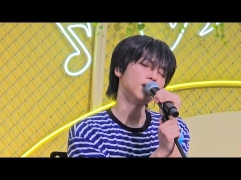 A moment captured by Jeong Sewoon's fan