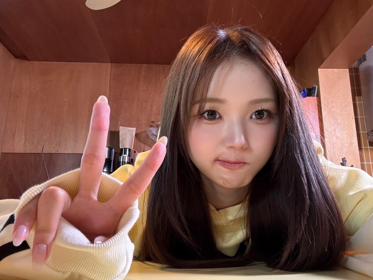 Behind-the-scenes cut of tripleS