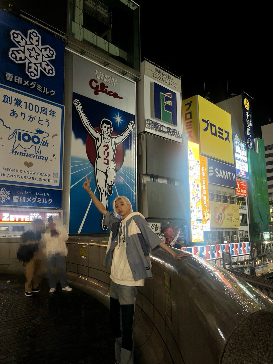 A moment captured by Hi-Fi Un!corn's fan