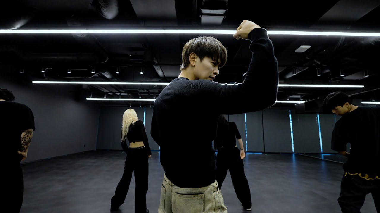 Behind-the-scenes cut of Minho (SHINee)