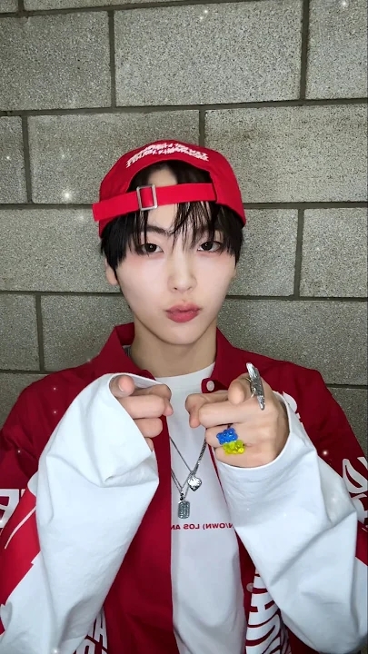 Latest photo of Hyeongjun (CRAVITY)
