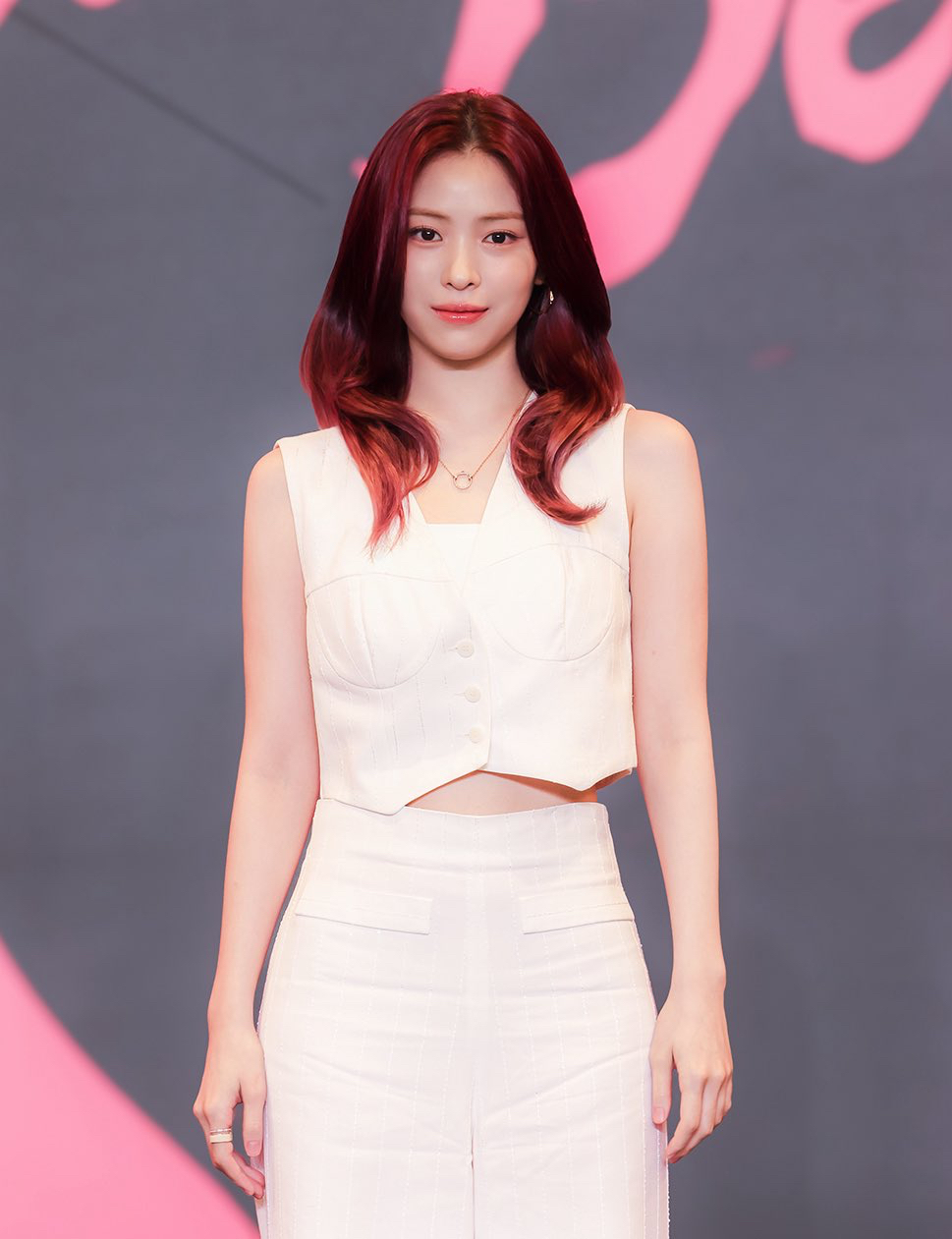 류진 (ITZY)의 비하인드 컷