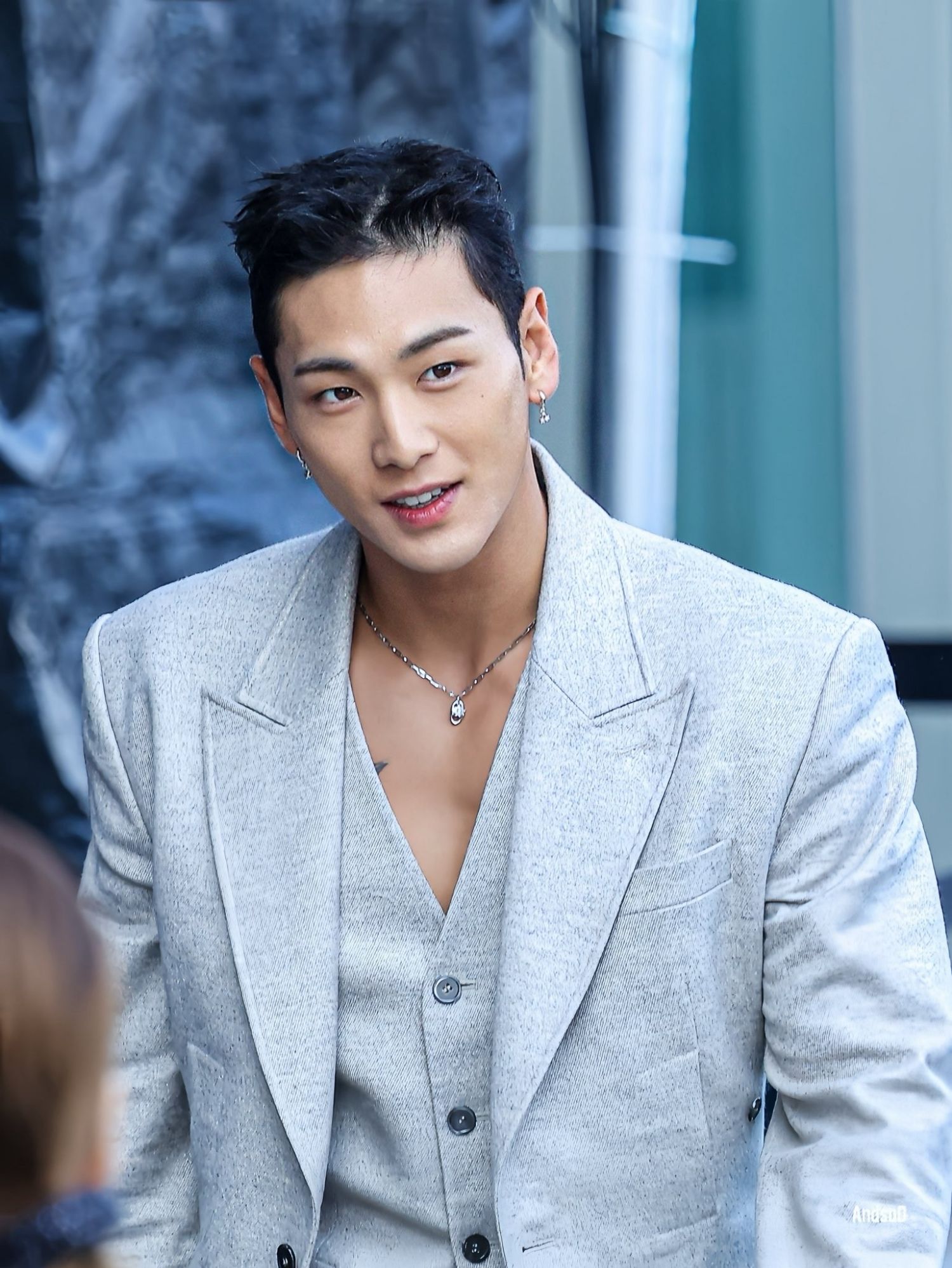 Behind-the-scenes cut of Baekho
