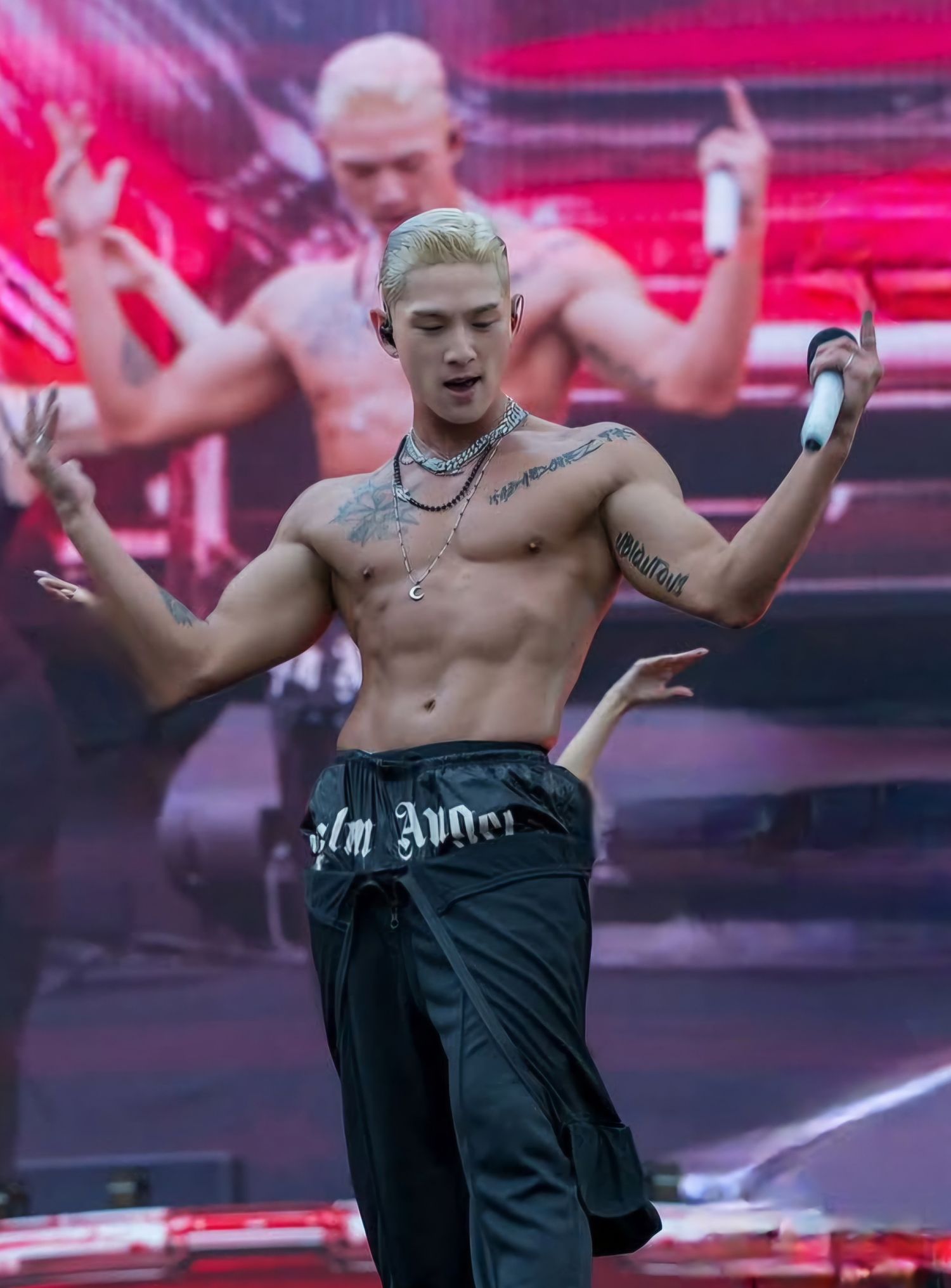 Behind-the-scenes cut of Baekho