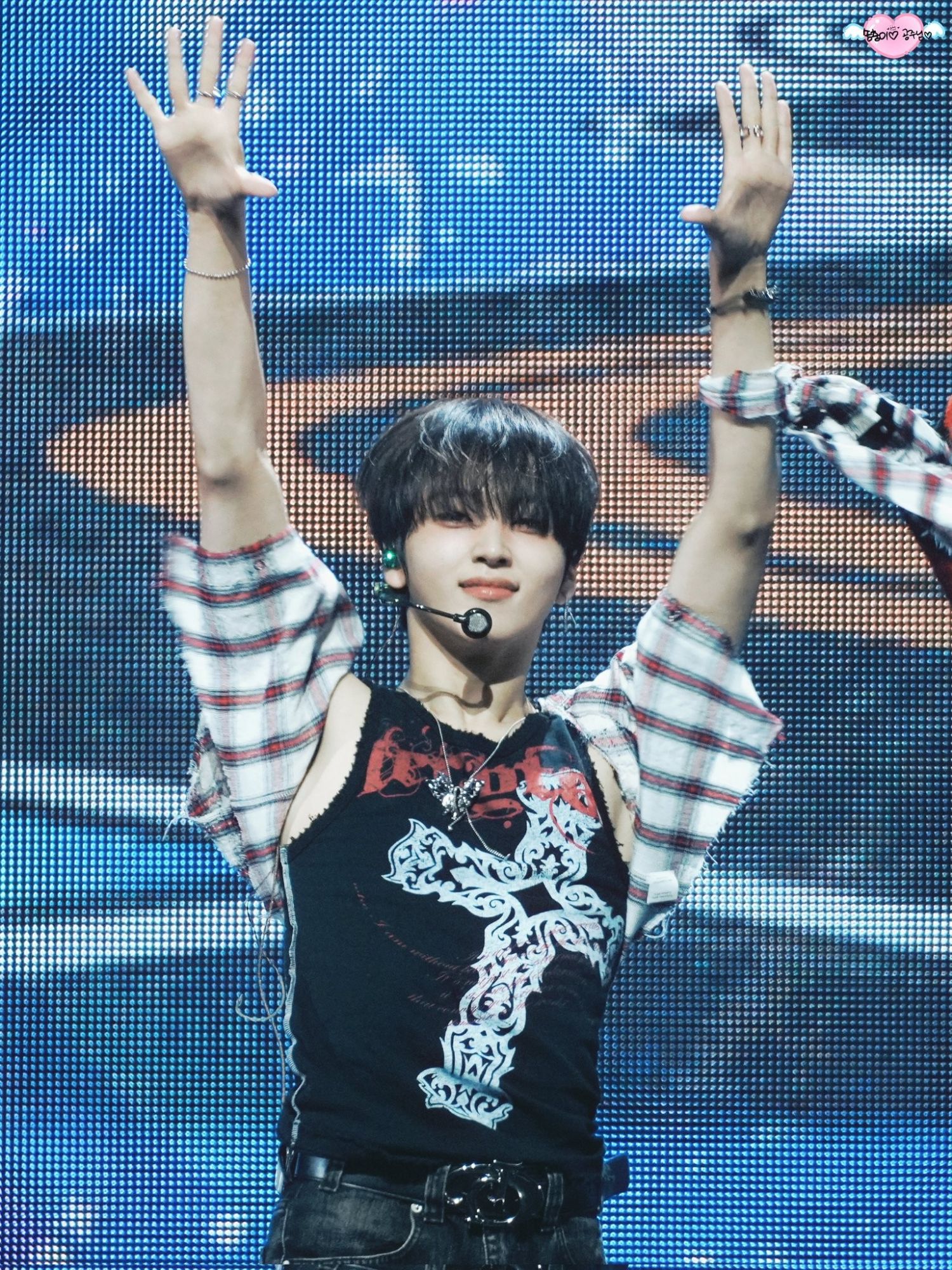 A moment captured by Hyeongjun (CRAVITY)'s fan