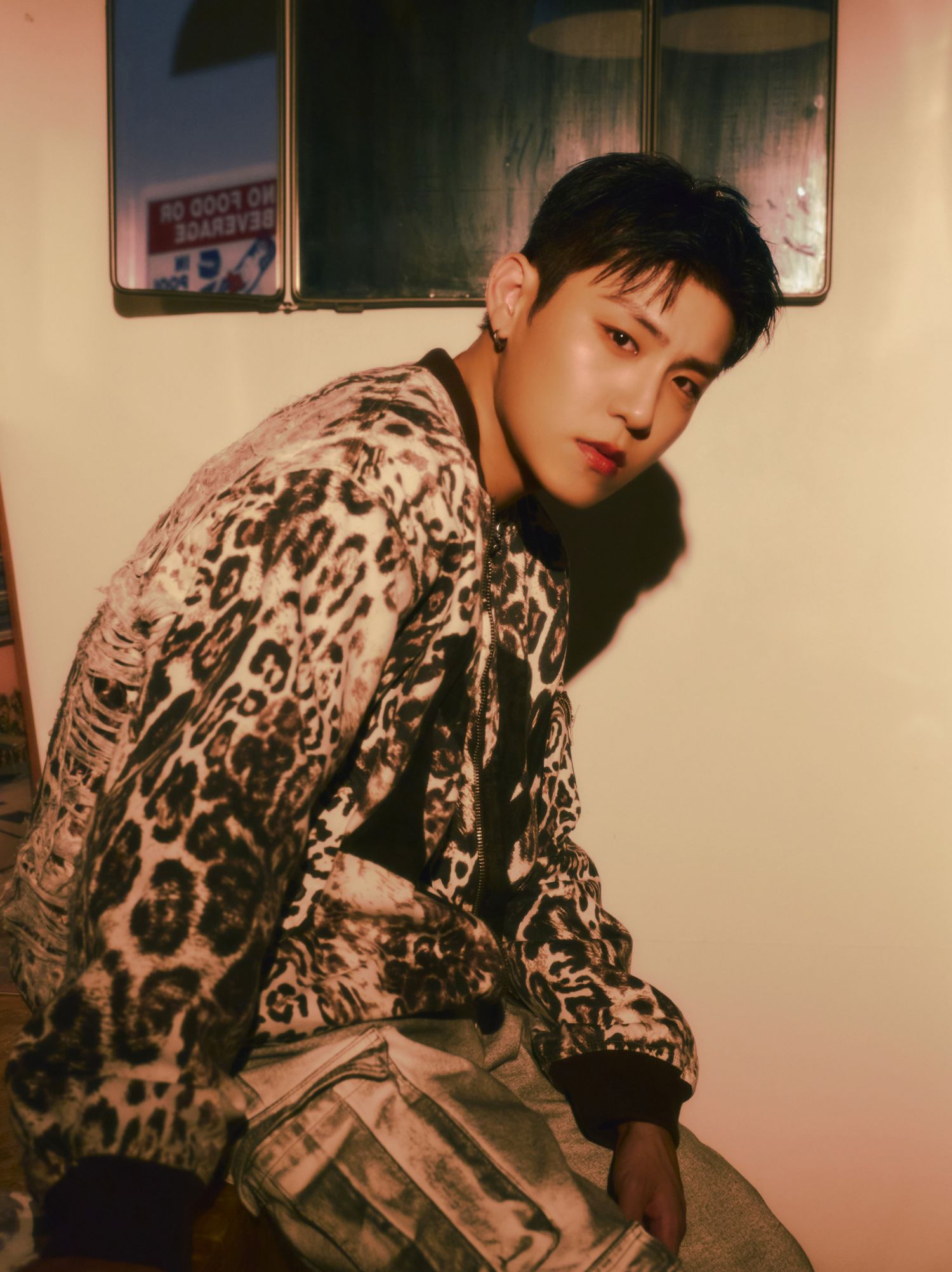 Behind-the-scenes cut of Park Woojin (AB6IX)