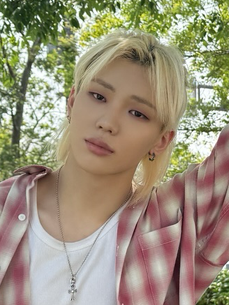 Behind-the-scenes cut of Junhyeok (TNX)