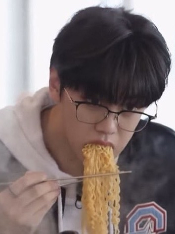 Behind-the-scenes cut of Kim Gyuvin (ZEROBASEONE)