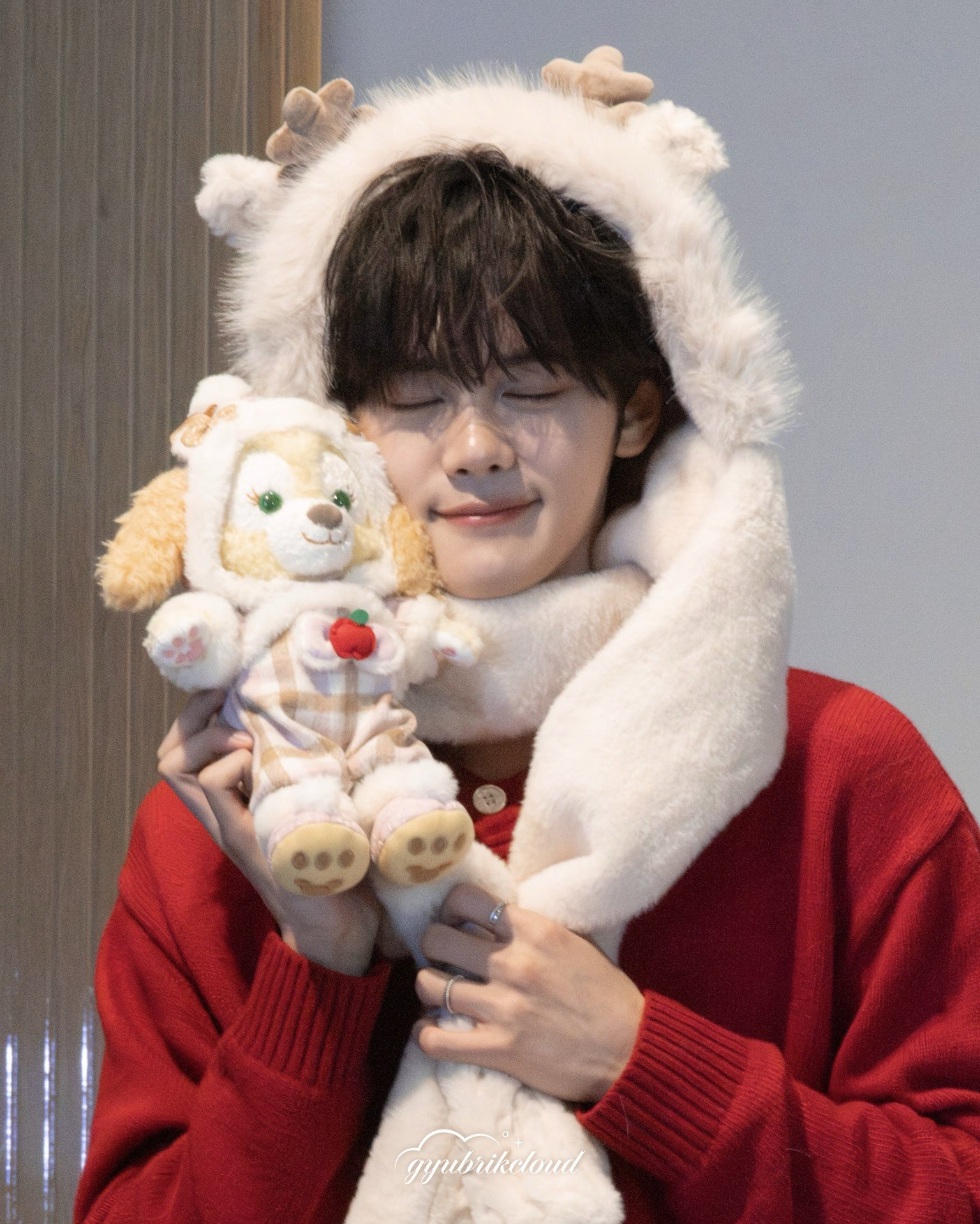 Latest photo of Kim Gyuvin (ZEROBASEONE)