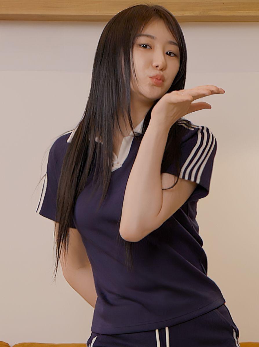 Behind-the-scenes cut of Lee Chaeyeon